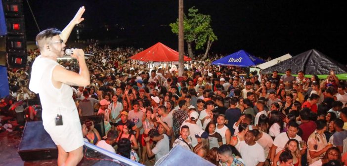 Luau de Verão na praia da Aldeia atrai milhares de brincantes para a penúltima noite do Festival de Verão 2022